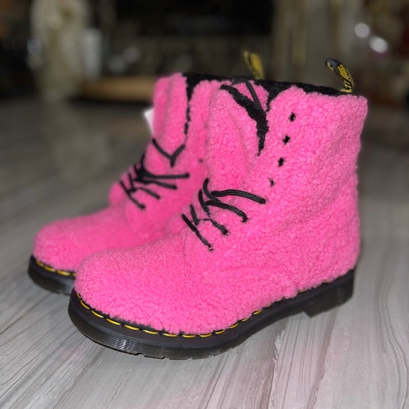 DR MARTENS 1460 PASCAL WOMEN'S FAUX SHEARLING BOOTS NWOT - Picture 3 of 9